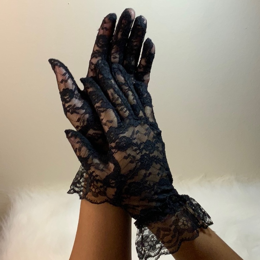 LACE GLOVES (BLACK) NWT (purse not included)